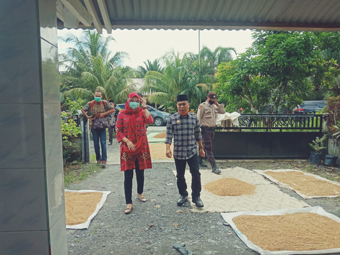 KEGIATAN PEMBAGIAN BLT DI DESA TEBAS SUNGAI OLEH BUPATI SAMBAS